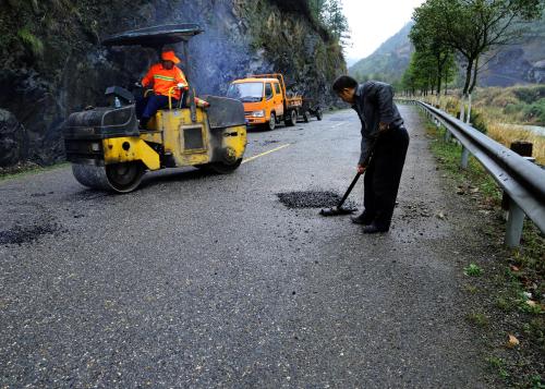 修补公路是沥青还是水泥呢？