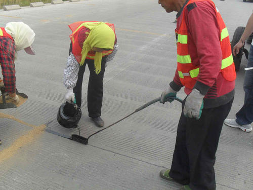 我们讲解一下道路密封胶特征及优点